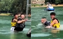 Chàng trai chơi trò flyboard kiểu tàu ngầm