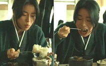 Màn mukbang bất đắc dĩ của Lim Ji Yeon trong ‘Khu vườn dối trá’ gây sốt