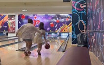 Cô gái quê một cục khi chơi bowling