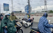 Dừng xe trên cầu mặc áo mưa, có phạm luật?