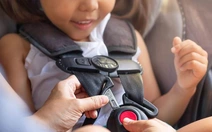 Trẻ nhỏ không được ngồi ghế trước ô tô: Tính mạng con trẻ không thể đợi người khác lo giùm!