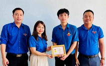 Học sinh cứu người đuối nước được tặng huy hiệu ‘Tuổi Trẻ dũng cảm’