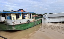 Tài công say rượu lái sà lan tông bè cá trên sông Hậu