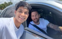 Biểu cảm của thanh niên sau khi được Messi hôn