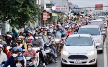 Kẹt xe khi trở lại TP.HCM, tài xế phải kêu phở ăn lúc chờ qua phà Cát Lái