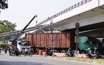 Xe container kéo sập khung giới hạn chiều cao va vào xe buýt khiến kẹt xe kéo dài