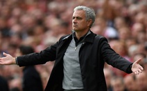 Nhận thẻ đỏ vì phản ứng trọng tài, HLV Mourinho bỏ luôn họp báo sau trận