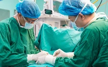 Kẹt tay vào cửa, bé gái nhập viện với búp ngón tay bị đứt lìa