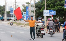 Vụ thầy cô giáo ra quốc lộ 1 cầm cờ xin đường cho học sinh: Nên lắp đèn tín hiệu giao thông