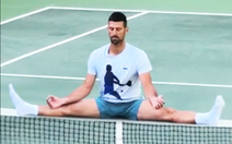 Novak Djokovic gây sốt khi ngồi thiền ngay trên sân quần vợt