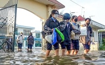 Học sinh Bạc Liêu bì bõm đến trường trong ngày triều cường dâng cao