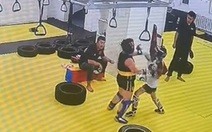 Cười sảng với tuyệt chiêu kickboxing của bé trai