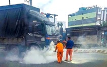 Công nhân điện lực kịp thời dập tắt đám cháy trên đường