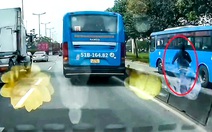 Xe buýt đón khách ngay trong làn xe lớn, ô tô phải thắng dúi dụi