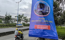 Người dân phấn khởi khi thấy băng rôn: Metro số 1 chính thức vận hành ngày 22-12