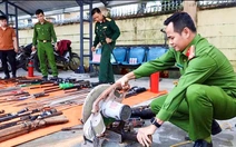 Công an Quảng Ngãi tiêu hủy vũ khí do người dân giao nộp