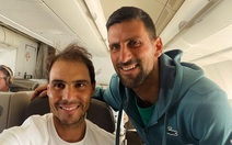 Nadal và Djokovic cùng chụp ảnh selfie khi đi cùng chuyến bay