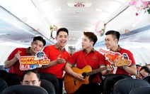 Nam tiếp viên Vietjet hòa giọng hát tặng khách nữ trên chuyến bay ngày 8-3