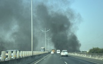 Khói đen mù mịt cao tốc TP.HCM - Trung Lương do đốt cỏ, rác
