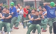 Chàng trai đeo mặt nạ xanh tấu hài khi kéo co