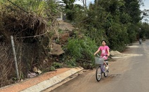 Dân 'tố' làm đường không đấu nối, chủ tịch phường đến hiện trường giải thích