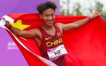 Tước huy chương ngôi sao marathon Trung Quốc cùng 3 VĐV châu Phi