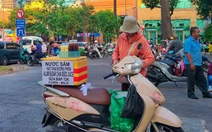 Kem lạnh, nước mát vỉa hè “khát” khách giữa ngày nóng