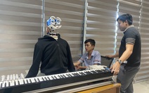 Sinh viên Đại học Kinh tế TP.HCM chế tạo robot chơi đàn piano