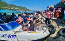 Nghỉ lễ, xe du lịch nối đuôi nhau trong nội thành Nha Trang