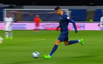 Ronaldo lập siêu phẩm lốp bóng 'lá vàng rơi'