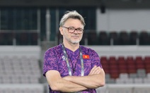 HLV Troussier lên máy bay rời Việt Nam: 'Tôi rất tiếc không mang lại niềm vui cho mọi người'