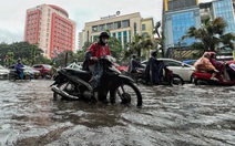 Mưa lớn, nhiều đường phố Hà Nội thành sông, xe cộ hỗn loạn