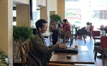 Ngồi cà phê một mình, sao phải chiếm hai bàn?
