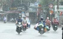 Sấm rền vang trời, mây đen kịt, TP.HCM mưa dông sớm