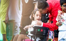 Ronaldo có hành động đẹp trước khi ghi 2 bàn cho tuyển Bồ Đào Nha