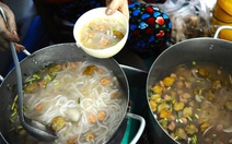 Quán bánh canh 10K ở Quy Nhơn mỗi ngày bán 3 tiếng là hết