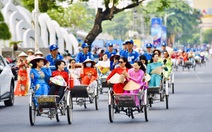 Đoàn xích lô chở khách áo dài làm lộng lẫy đường ven biển Nha Trang