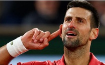 Djokovic chiến đấu xuyên đêm, đánh bại đối thủ vào lúc 3 giờ sáng