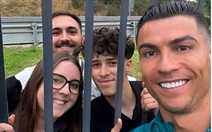 Ronaldo băng qua bụi cây để chiều lòng người hâm mộ