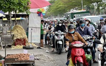 Hàng rong, xe ba gác vây kín vỉa hè ngã tư Nguyễn Văn Linh - Phạm Hùng