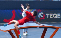 Người Quy Nhơn đội nắng xem các VĐV teqball tranh tài