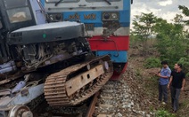 Tàu SE 10 tông máy xúc ở Bình Thuận, đường sắt Bắc - Nam gián đoạn