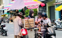 Phát tờ rơi bát nháo trước cổng trường thi vào lớp 10