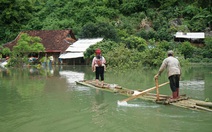 Bản miền núi bị ngập thành hồ, dân chia nhau từng chai nước