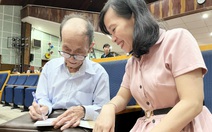 Thầy giáo 87 tuổi thi đỗ thạc sĩ, được trường tặng học bổng