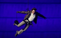 Tom Cruise đu dây như Mission: Impossible tại lễ bế mạc Olympic 2024