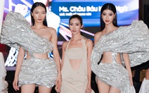 Trình diễn thời trang biển trên sân khấu thực cảnh