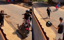 Gia chủ ngơ ngác vì bị người phụ nữ đi đường nghĩ là cướp túi xách