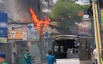 Trụ điện trên đường Phan Huy Ích, quận Gò Vấp bốc cháy kèm theo tiếng nổ