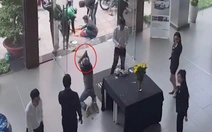 Nhóm 'cô hồn sống' khấn vái, đốt vàng mã giúp showroom ô tô